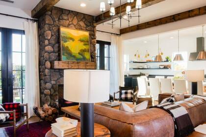 El espacio abierto entre comedor y cocinar. Imagen: HGTV