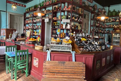 El espacio combina historia, identidad y una propuesta gastronómica que recupera la esencia de Casa Báez, el antiguo almacén de ramos generales del pueblo, cerrado por décadas.