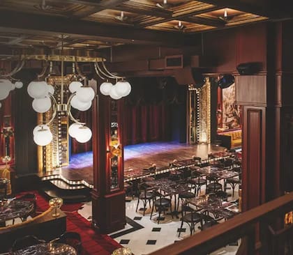 El espacio conserva parte del encanto original del antiguo teatro El 35: mármoles franceses, molduras de época y un subsuelo cargado de historia