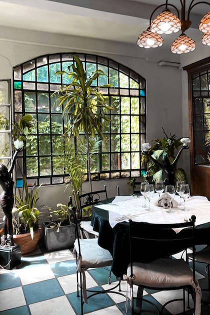 El espacio de Atis conserva el piso en damero del patio, los vitrales en las ventanas, ornamentos originales y escaleras infinitas hacia el bar