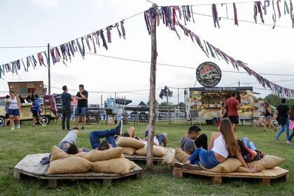 El espacio de comidas gourmet dentro del predio.