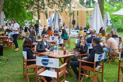 El espacio de foodtrucks, con mesas para relajarse entre charla y charla, y disfrutar de almuerzos o meriendas a medida.