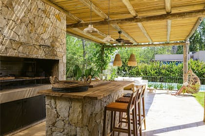 El espacio de guardado de abajo sí fue cerrado con puertas de hierro pintado de negro.