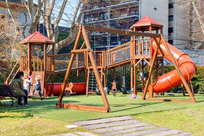 El espacio de juegos para niños se encuentra en el exterior del edificio