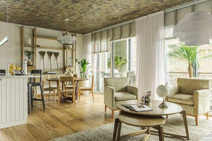 El espacio de la diseñadora Gaby Orlando, celebradísimo por su cielo raso revestido en madera.