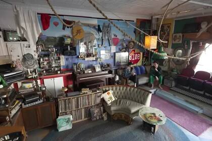 El espacio de más de 240 metros cuadrados incluye una pequeña cocina y una gran sala de estar