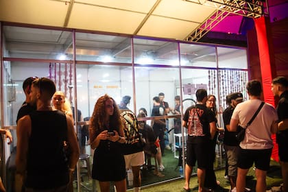 El espacio de tatuajes y piercings fue uno de los más visitados del festival, con asistentes que hacían fila para llevarse un recuerdo en la piel