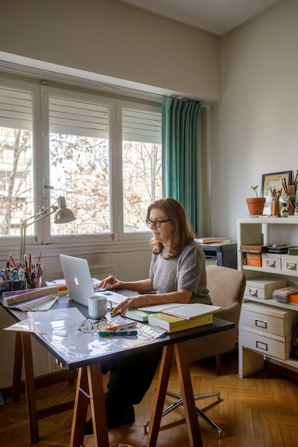 El espacio de trabajo se armó con una tabla enchapada en melamina sostenida por caballetes y un sillón giratorio (Harturo).