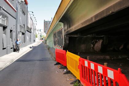El espacio debajo del puente de Juan B. Justo, un lugar donde se refugiaban delincuentes y se vendía droga, según los vecinos