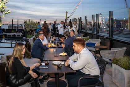El espacio del rooftop de durante la ceremonia de inauguración