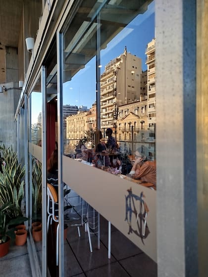 El espacio donde hoy funciona el café era el buffet para trabajadores de la Biblioteca