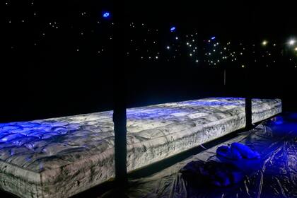 El espacio exterior, recreado en un ambiente oscuro, con un inflable diseñado para suponerse ingrávido que espera a los visitantes