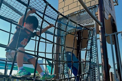 El espacio fue diseñado para estimular el desarrollo físico mediante el juego libre, promoviendo simultáneamente la interacción social entre participantes con y sin discapacidades