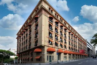 El espacio gastronómico del hotel ofrece servicio de comidas las 24 hs