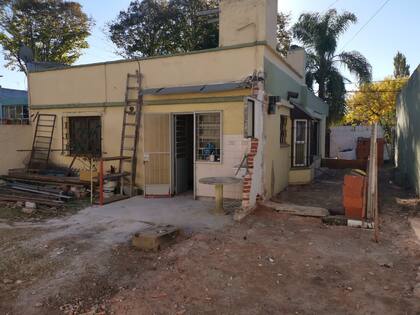 El espacio libre lateral se usaba como garage. En esta imagen, ya se había demolido el ambiente que interrumpía el paso al jardín.