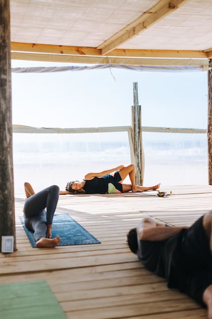 El espacio no solo ofrece gastronomía en la playa sino también actividades como atardeceres con música o yoga