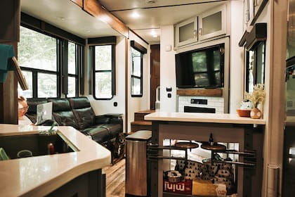 El espacio que comunica la cocina con el living y los dormitorios tiene una barra para desayunar y comer