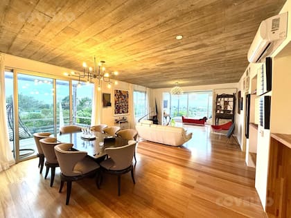 El espacioso living comedor con vista al mar