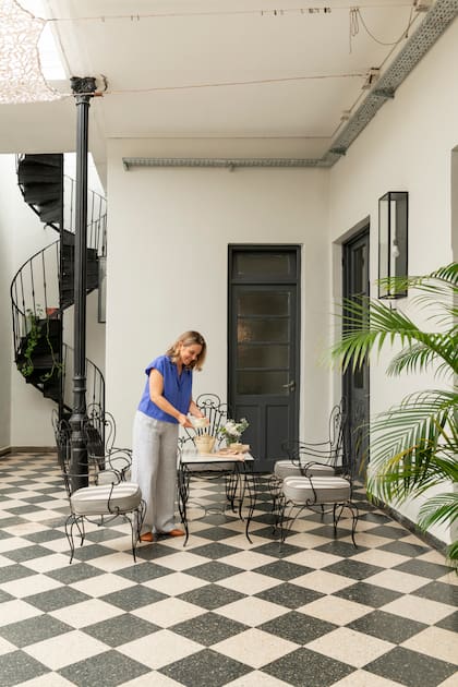 El espacioso patio de pisos dameros da la bienvenida. Un juego clásico de mesa y sillas de hierro habilita el espacio para reuniones.