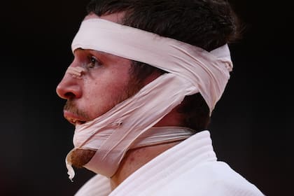 El español Alberto Gaitero Martin (blanco) compite con el ucraniano Georgii Zantaraia durante su combate de judo masculino en la ronda eliminatoria de -66 kg durante los Juegos Olímpicos de Tokio 2020 en el Nippon Budokan en Tokio el 25 de julio de 2021