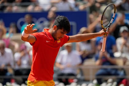 El español Carlos Alcaraz celebra tras derrotar al canadiense Felix Auger-Aliassime en las semifinales del torneo de tenis de los Juegos Olímpicos de París