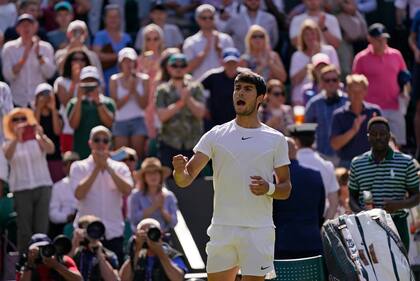 El español Carlos Alcaraz festeja en Wimbledon; este sábado, por la tercera etapa, se cruzará con el chileno Nicolás Jarry.