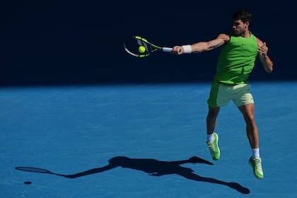 El español Carlos Alcaraz juega una derecha ante el estadounidense Tommy Paul en el Abierto de Australia (AP Foto/Dar Yasin)