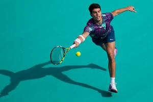Carlos Alcaraz, el tenista N° 1 del mundo, reapareció en los courts después de una incómoda lesión