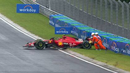 El español Carlos Sainz chocó su Ferrari en las primeras prácticas del Gran Premio de Hungría, que este sábado ejecutará su prueba de clasificación.