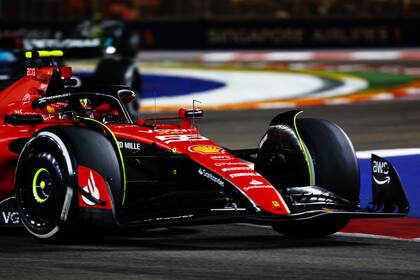 El español Carlos Sainz de Ferrari ganó el último Gran Premio de Singapur (Photo by Mark Thompson/Getty Images)