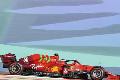 El español Carlos Sainz, la nueva cara de Ferrari; el madridista acompañará a Charles Leclerc en la batalla por relanzar a la Scuderia, después de un 2020 que expuso la falta de rumbo del equipo italiano