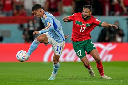 El español Ferran Torrescontrola la pelota durante el partido entre Marruecos y España