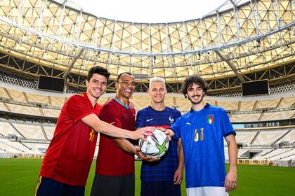 El español Joan Mir, el brasileño Cafú, el francés Fabio Quartararo y el italiano Francesco Bagnaia disfrutan en el estadio de la final del Mundial Qatar 2022.