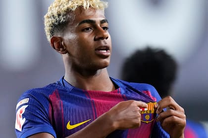 El español Lamine Yamal, del Barcelona, celebra tras anotar el primer gol desde el punto de penalti durante el partido de fútbol de la LaLiga española entre el Rayo Vallecano y el FC Barcelona en el estadio de Vallecas en Madrid, España, el domingo 31 de agosto de 2025. (AP Photo/Manu Fernandez)