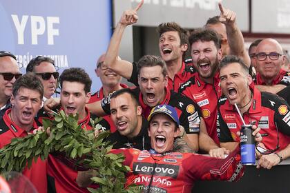 El español Marc Márquez, del equipo Ducati Lenovo (centro), celebra su victoria en la carrera de MotoGP en el circuito de Termas de Río Hondo, Argentina, el domingo 16 de marzo de 2025. (Foto AP/Gustavo Garello)