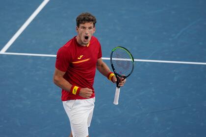 El español Pablo Carreño Busta celebra después de vencer al serbio Novak Djokovic en el partido por la medalla de bronce de Tokio 2020.