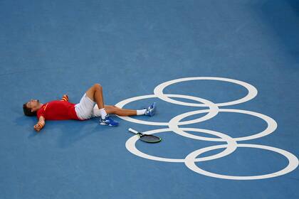 El español Pablo Carreño Busta celebra tras derrotar al serbio Novak Djokovic durante el partido de tenis individual masculino