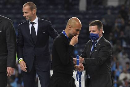 El español Pep Guardiola besando la medalla de subcampeón de la Champions League. El gesto le valió muchas críticas y burlas