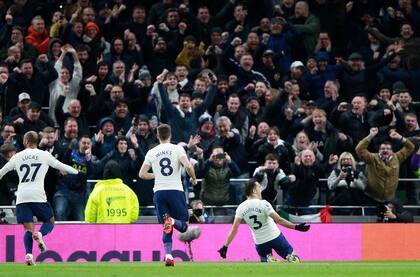 El español Reguilon, de rodillas a la tribuna, festeja su gol, el del triunfo de Tottenham