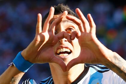 El gesto del corazón con los dedos, otro de los emojis más solicitados por los usuarios