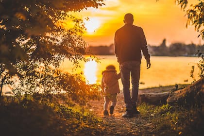 El especialista argumenta que el bienestar real no depende de la abundancia material.