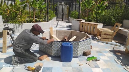 El especialista marroquí se encarga de montar la fuente principal