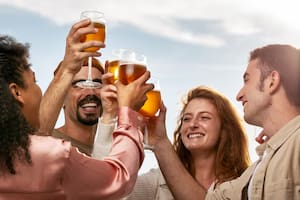 Un nutricionista detalló cuál es la bebida alcohólica que causa más resaca y cómo influye el color