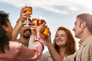 Un nutricionista detalló cuál es la bebida alcohólica que causa más resaca y cómo influye el color