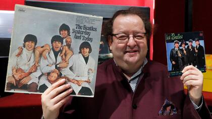 El especialista y coleccionista francés de los Beatles, Jacques Volcouve, uno de los mejores expertos vivos del mundo en la casa de subastas Drouot en París. Una parte de los 15.000 artículos que saldrán a la venta el próximo 18 de marzo