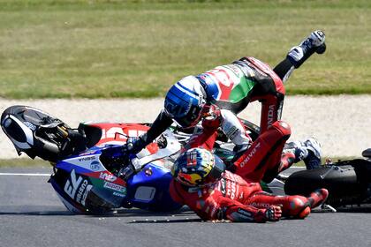 El espectacular accidente entre Álex Márquez (Honda) y Jack Miller (Ducati) en Phillip Island; el piloto español, estiró el frenado y atropelló al australiano
