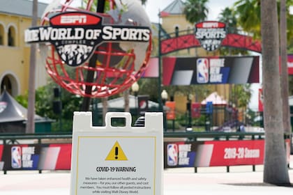 El espectacular complejo deportivo de ESPN tiene 94 hectáreas dentro del predio de Disney World cercano a Orlando; allí, en un lugar hoy casi desierto de personas, están los hoteles, gimnasios, lavanderías y peluquerías donde los basquetbolistas pasan sus días en el tramo final del campeonato de NBA