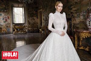 El espectacular diseño victoriano de Dolce & Gabbana que muchos compararon con el que Grace Kelly llevó en su boda con el príncipe Rainiero de Mónaco. Con cuello alto, mangas largas, corset cerrado con una hilera de botones, una gran falda que culminaba en una cola espectacular y un larguísimo velo rematado con encaje, el vestido de novia de Kitty pasará a la historia como uno de los más lujosos del siglo XXI.