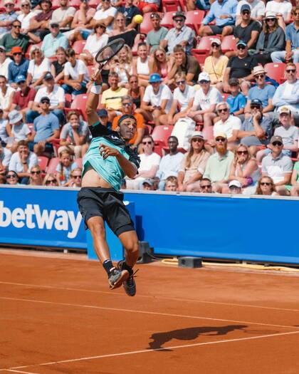 El espectacular smash de Francisco Cerúndolo en el partido ante Ruud, en Bastad.