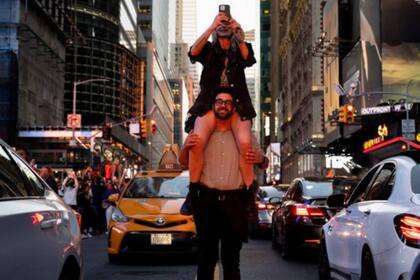 El espectáculo atrae a turistas y residentes de Nueva York por igual